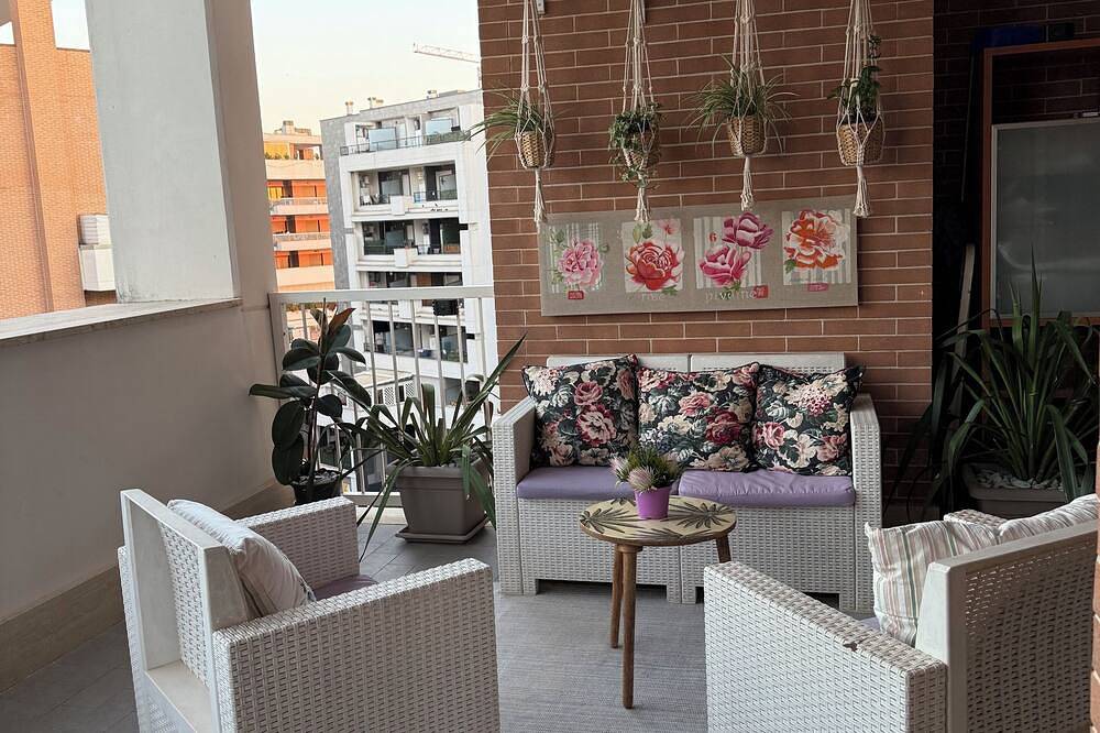 Ganze Wohnung, Delightful apartment with large terrace near Leonardo Da Vinci Fco Airport in Fiumicino, Rom Provinz