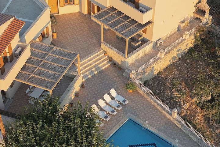 Antigoni Villa, Spacious Nature Retreat with Pool in Alfa, Région de Réthymnon