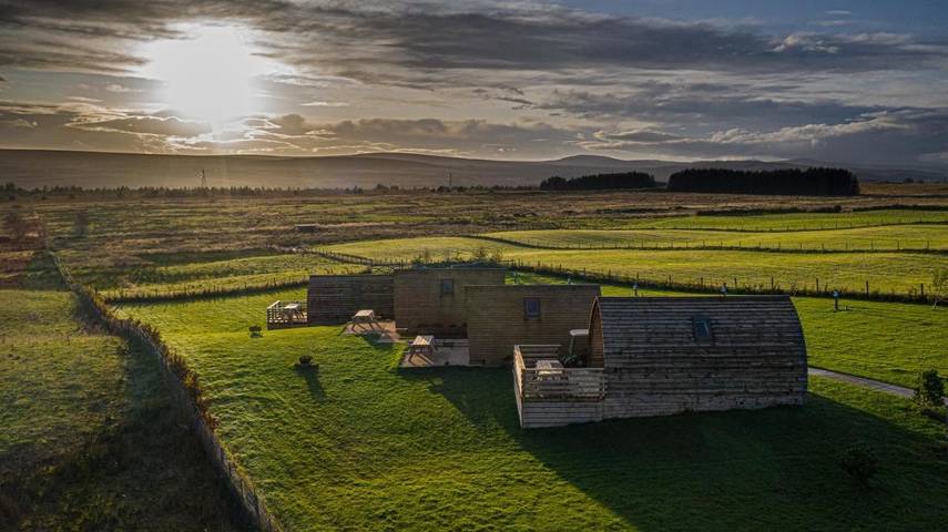 Glamping for 4 people, with terrace and view as well as lake view and garden the Highlands