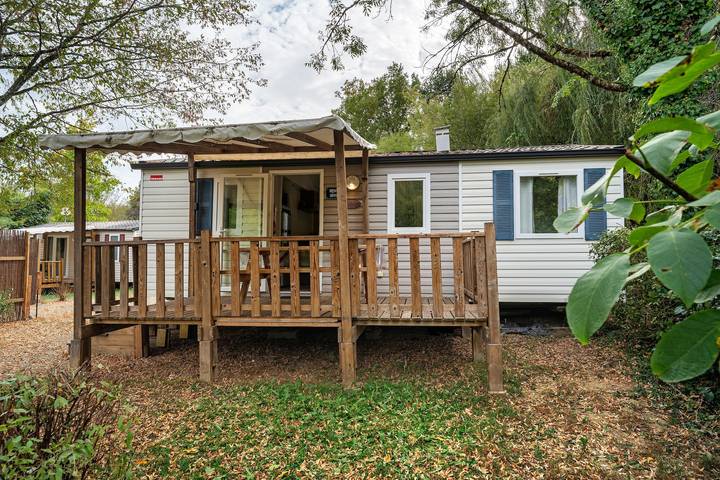 Mobile home 'Moon River' with private terrace, Wi-Fi and air conditioning in Thiviers, Périgord Vert