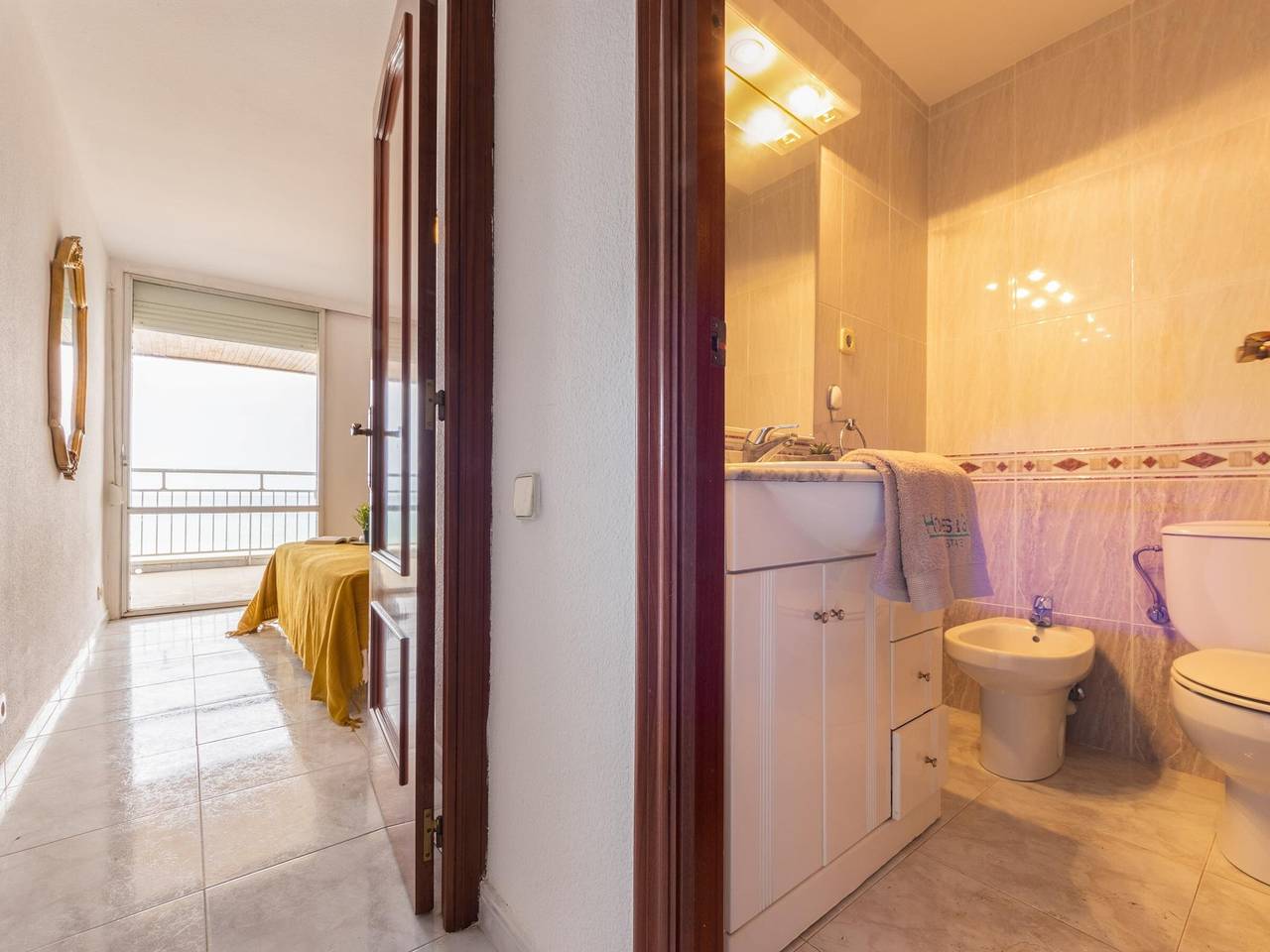 Apartamento entero, Bell Racó Basic Iv, apartamento en primera línea de playa con Wifi gratuito y terraza privada en La Pineda in La Pineda, Platja de la Pineda