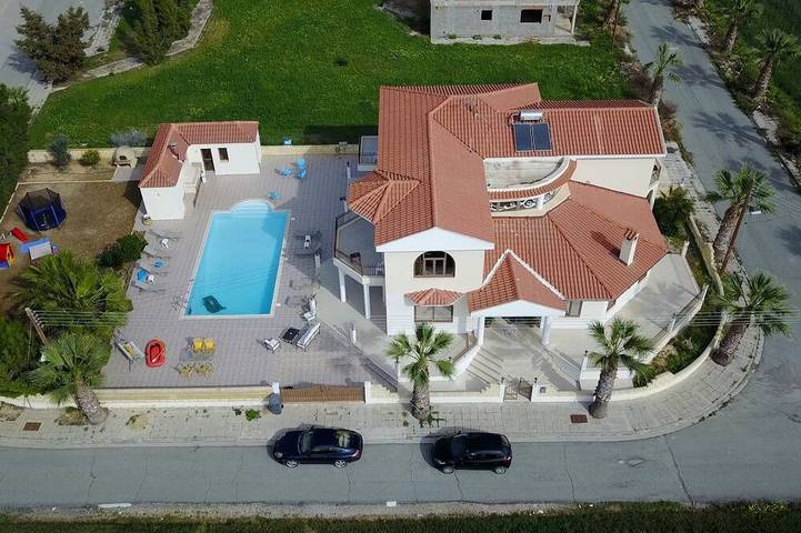 Villa for 16 people, with hot tub and garden, with pets in Larnaca