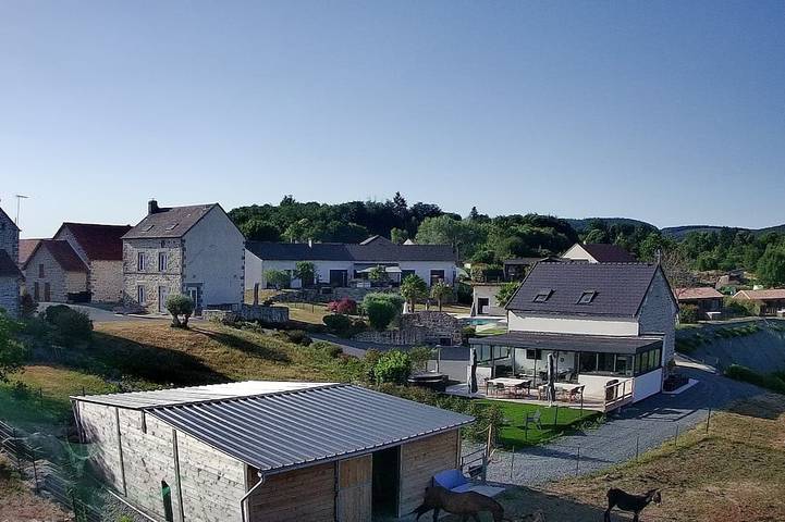 Location de vacances pour 15 personnes, avec jardin ainsi que jacuzzi et piscine à La Chapelle-Taillefert