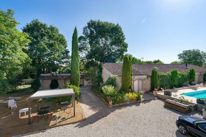 Chambre d’hôtes « Chambre Plein Sud » avec terrasse partagée, jardin partagé et Wi-Fi in Saint-Porchaire, Région de Saintes