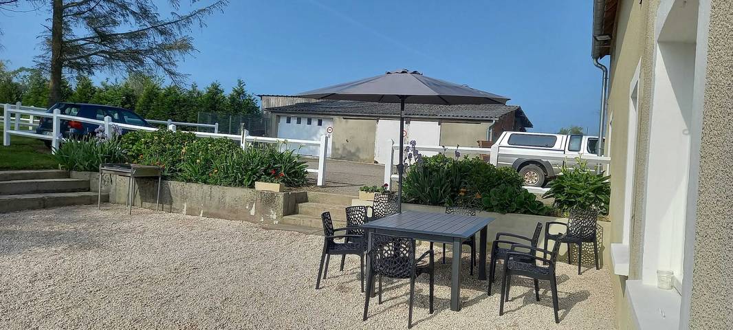 Ganze Wohnung, Geräumige Wohnung in Monfréville mit Terrasse in Saint-Benoît-de-l'Aure, Bayeux und Umgebung
