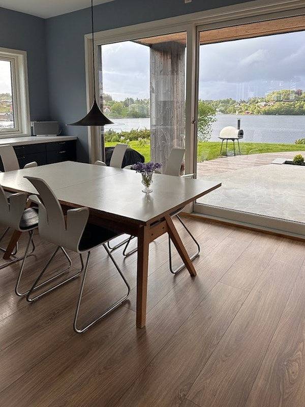 Moderne Strandhäuser an der Küste von Sunnmøre in Sula