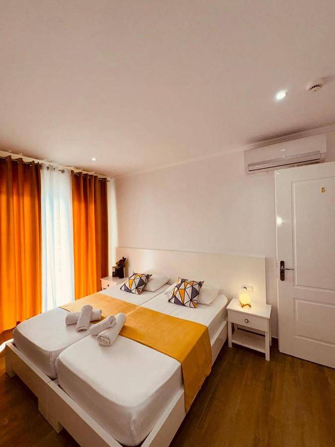 Apartament wakacyjny dla 2 osób, z widok na jezioro i widok oraz ogród w Ksamil