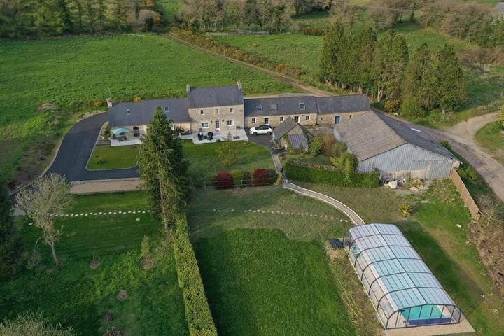 Location de vacances pour 7 personnes, avec piscine ainsi que jardin et terrasse à Guerlesquin