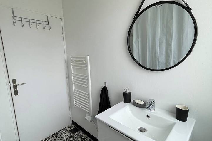 Gemütliches Zimmer mit privatem Balkon in der Nähe der Pariser Metro in Aubervilliers, Seine-Saint-Denis