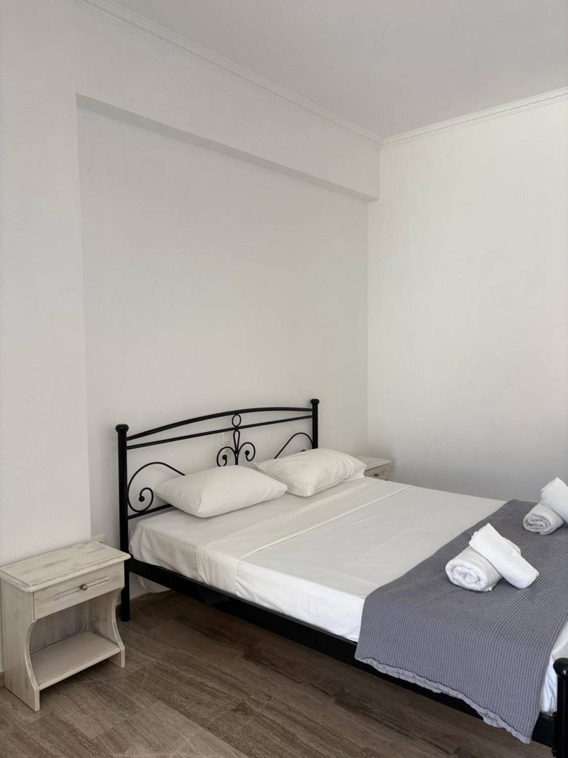 Vacation Rental for 2 Guests in Kamari, Santorini