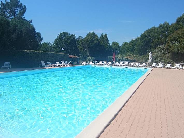 Parc de vacances pour 6 personnes, avec Terrasse et Jardin ainsi que Piscine et Vue sur le lac à Brossac