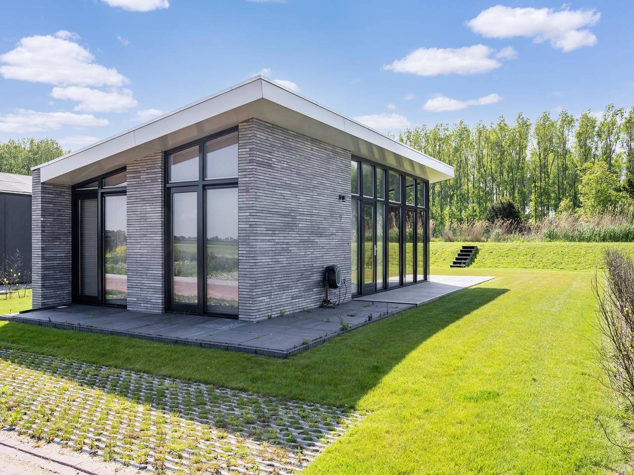Frei stehend im Grünen, direkt am Wasser. in Oud Ade, Südholland