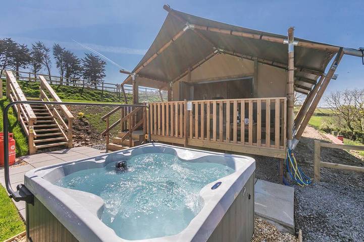 Glamping for 4 people, with hot tub in Exmoor