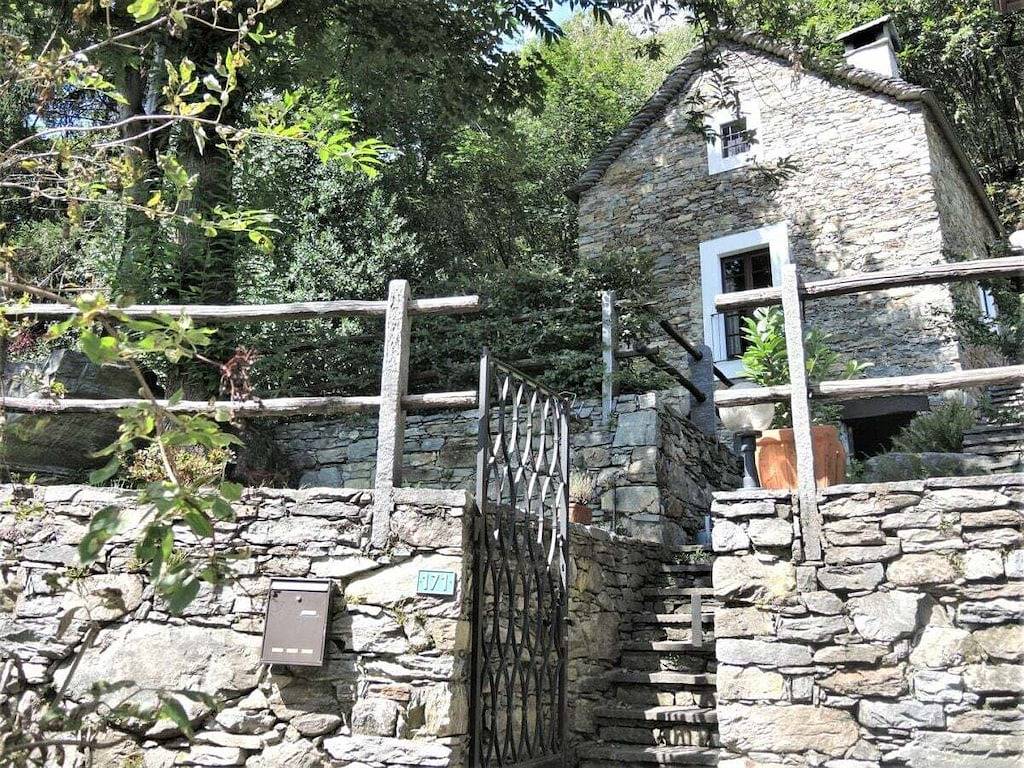 Ferienhaus in Cugnasco mit Schwimmbecken in Cugnasco-Gerra, Tessiner Alpen