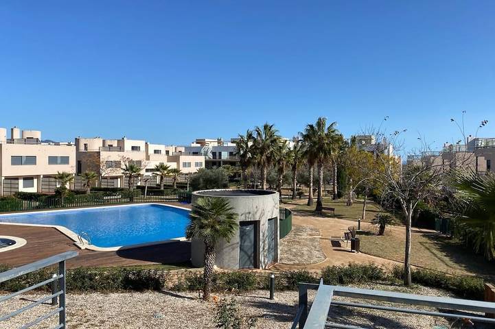 Ferienwohnung für 4 Personen, mit Balkon und Pool sowie Garten