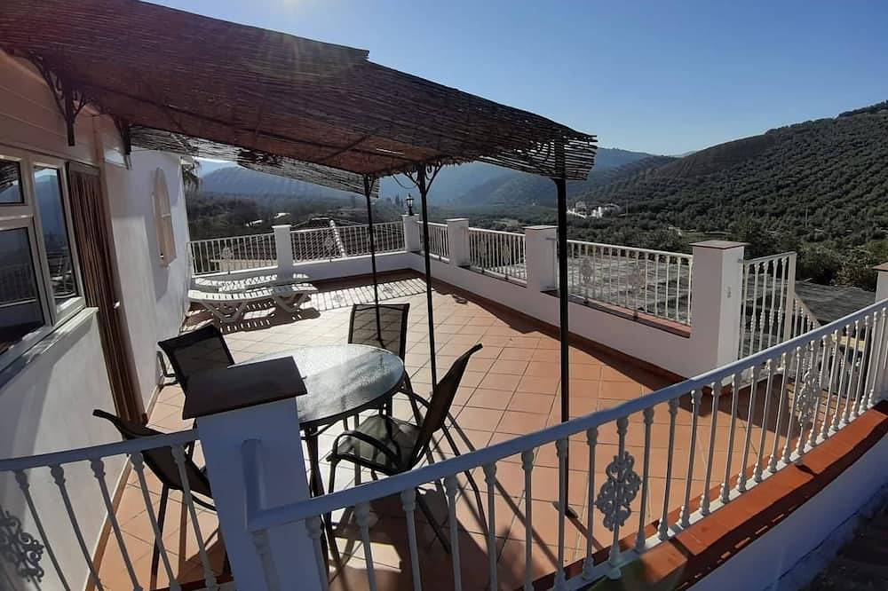 Ganze Wohnung, Luxury Roof Terrace Apartment With Amazing Views, a chlorine free Pool/hot tub in Fuente del Conde, Iznájar