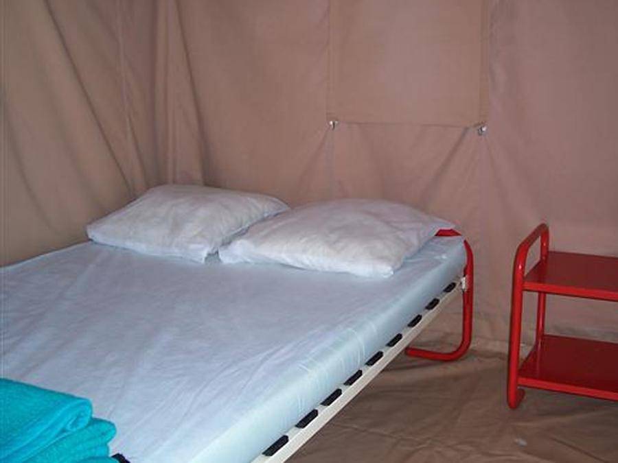 Camping La Sole - Bungalow toilé 5 personnes - Sans sanitaire in Puybrun, Lot