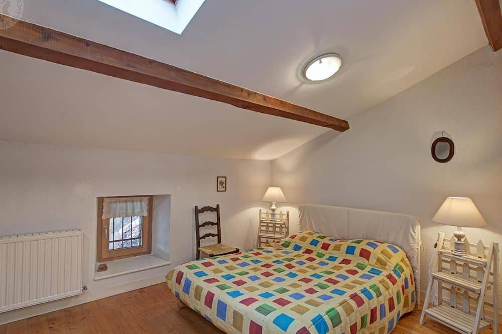Gîte Authentique avec Wifi et Cheminée à Véranne in Véranne, Parc Naturel Régional du Pilat