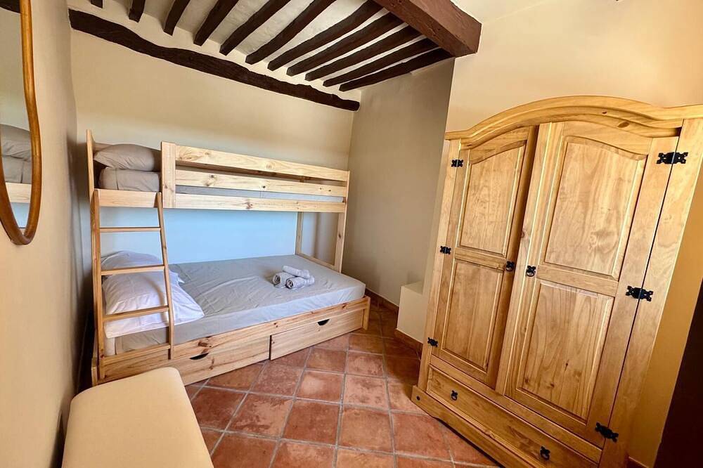 Charming house in the heart of the village in Venasque, Parc naturel régional du Mont-Ventoux