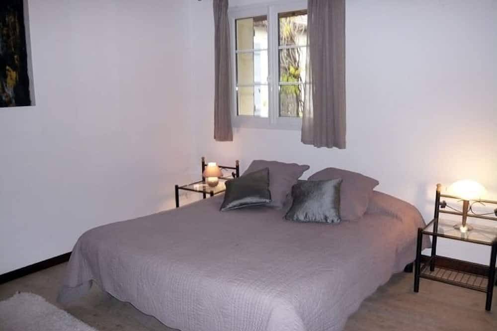 Maison de charme, superbe piscine privée, 12 personnes, classé 3*, parc 1 ha in Anglars-Juillac, Quercy
