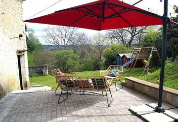 Location de vacances pour 14 personnes, avec terrasse à Saint-Germain-du-Salembre