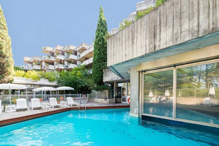Hôtel pour 2 personnes, avec jacuzzi et piscine ainsi que jardin et sauna