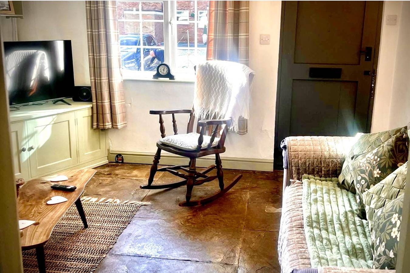 18th Century Cosy Cottage with Stunning Views in Warwickshire