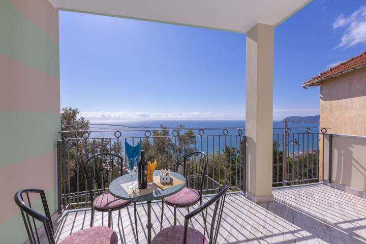 Ferienwohnung für 5 Personen, mit Balkon und Meerblick, kinderfreundlich in Alassio