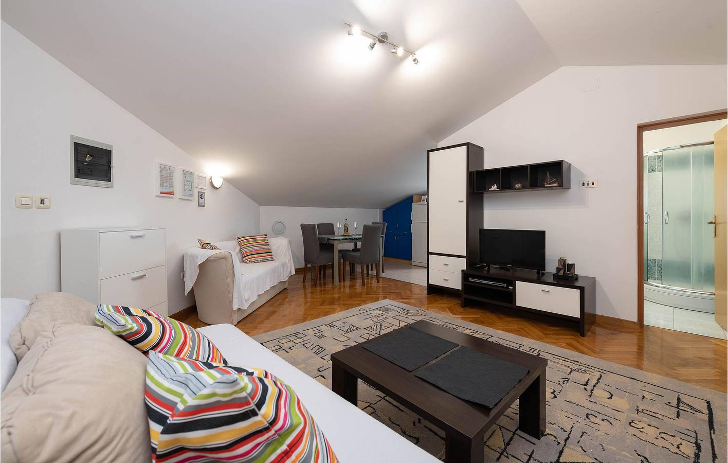 Ganze Ferienwohnung, Ferienwohnung mit Meerblick, WLAN, Terrasse, Parkplatz und in der Nähe eines FKK-Strandes in Barbariga, Südküste Istrien
