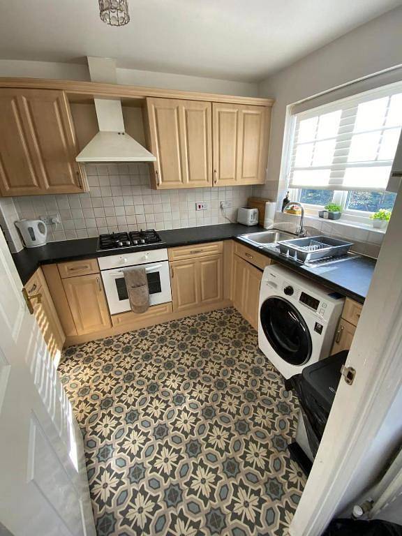 3 Bed House - Sleeps 6 - Parking - Wifi in Kent