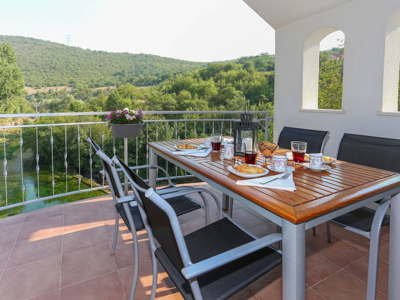 Schönes Ferienhaus in Grab mit Privatparkplatz und Bergblick in Dalmatinisches Zagora