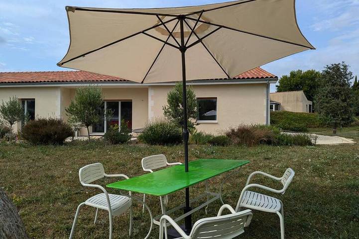 Gîte pour 2 personnes, avec jardin à Baignes-Sainte-Radegonde