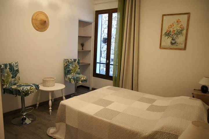 Gîte pour 4 personnes, avec jardin à Castellane - 2