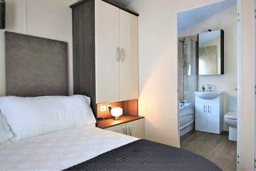 Static Caravan for 4 People in Christchurch, Dorset, Photo 3