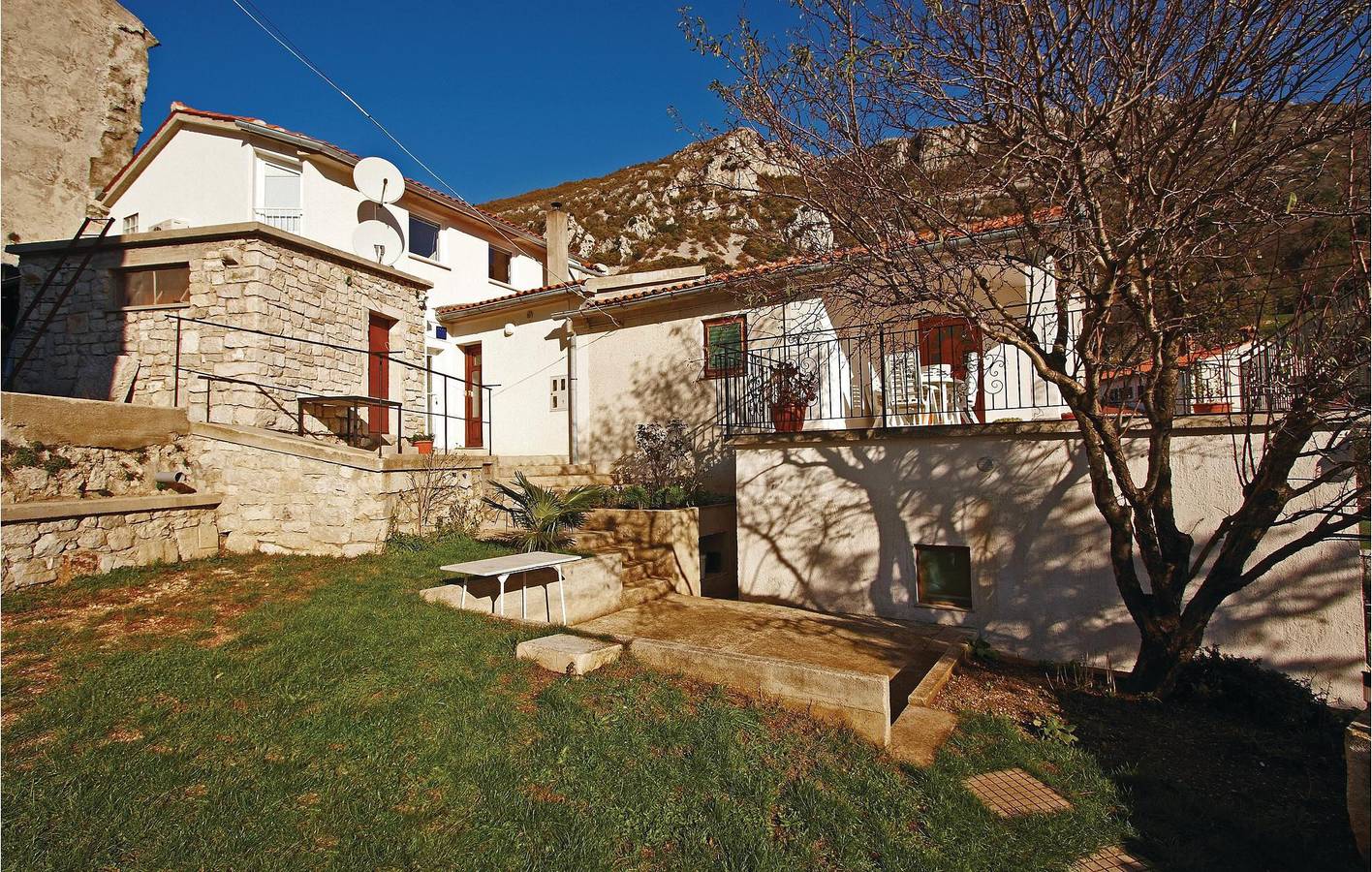 Ganze Ferienwohnung, Gemütliches Apartment mit Meerblick, Terrasse und Parkplatz in Plomin in Plomin, Ostküste Istrien