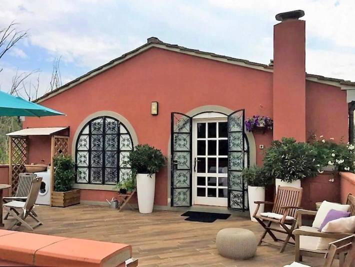Ferienwohnung für 5 Personen, mit Terrasse und Garten sowie Pool und Ausblick in Livorno