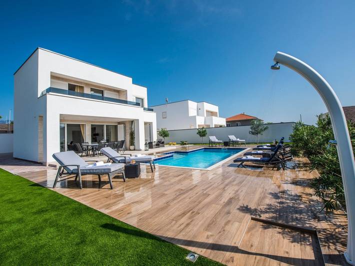 Ferienhaus für 10 Personen, mit Terrasse und Garten sowie Pool in Novalja