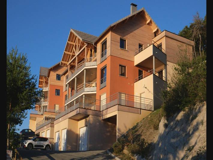 Ferienwohnung für 6 Personen, mit Balkon/Terrasse und Balkon sowie Pool und Seeblick