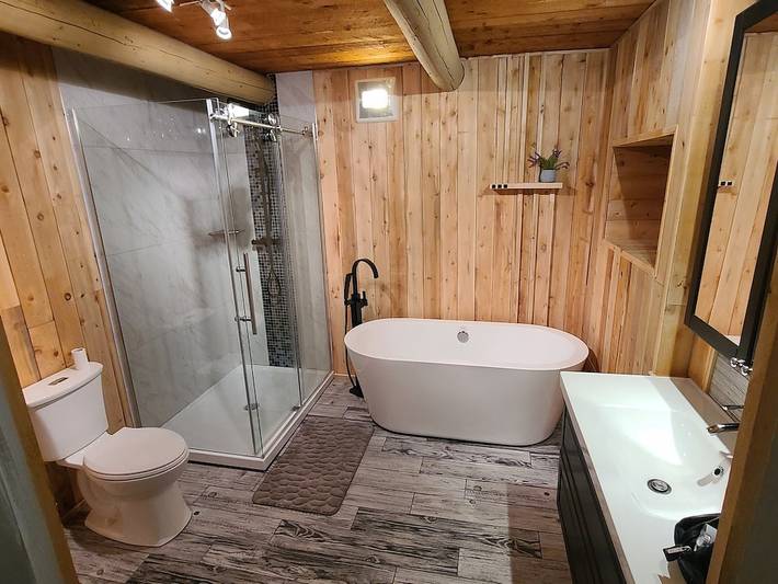 Vacation rental for 18 people, with hot tub and garden as well as balcony in Quebec