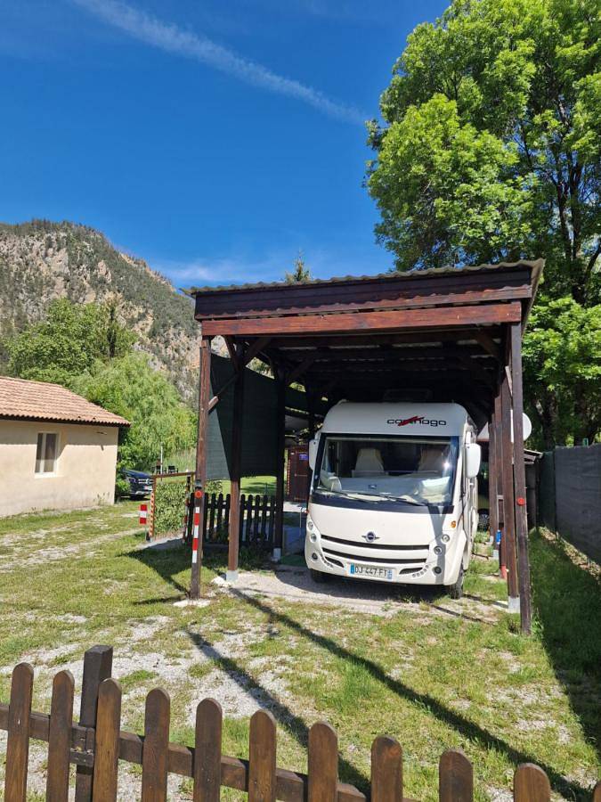 Location de vacances pour 2 personnes, avec vue et jardin à Guillaumes