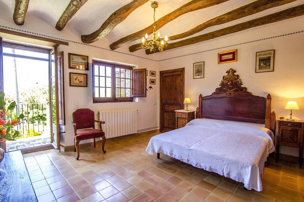 Escápate a la historia y la elegancia en esta majestuosa finca doble con capacidad total para 32 personas, a 14 minutos de Barcelona in Santa Oliva, Costa Dorada