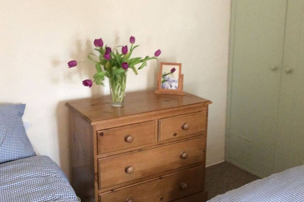 Ein traditionelles Ziegelstein-und Feuerstein-Nordnorfolk-Häuschen in Bodham, Norfolk Coast