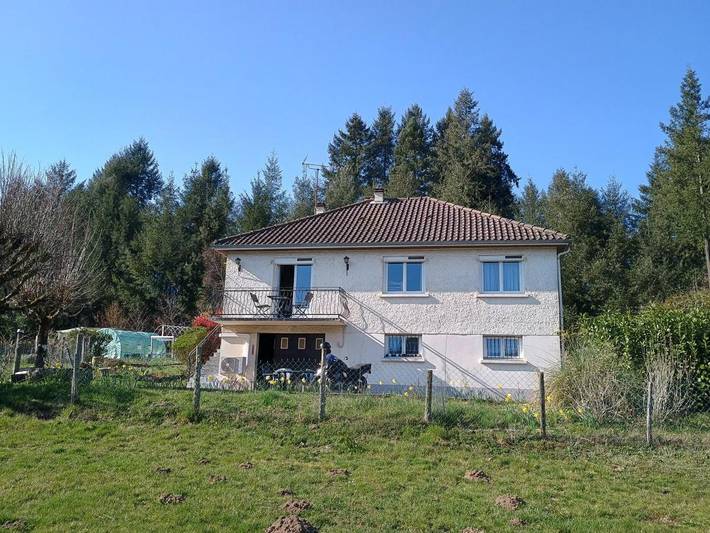 Location de vacances pour 6 personnes, avec vue et jardin à Compreignac