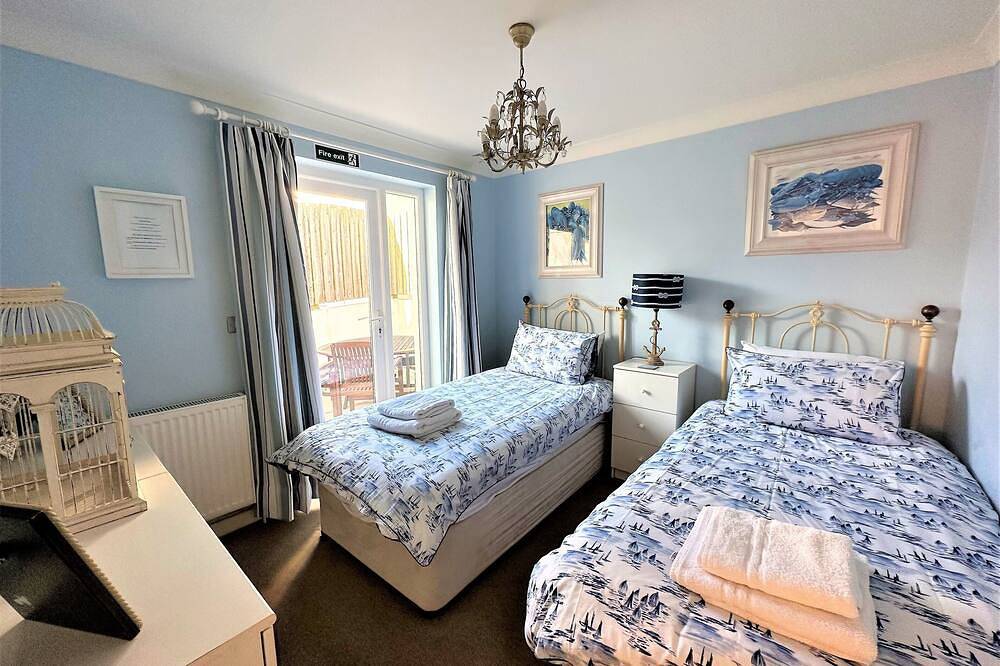 Castaway Cottage in Trevone with parking and 100m from the sandy beach. in Trevone, Cornwall