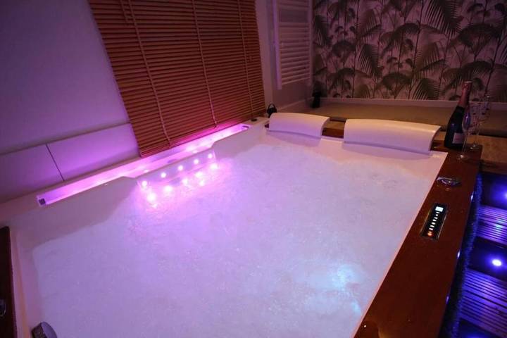 Location de vacances pour 2 personnes, avec jardin et terrasse ainsi que sauna et jacuzzi à Le Bourg-Dun - 3