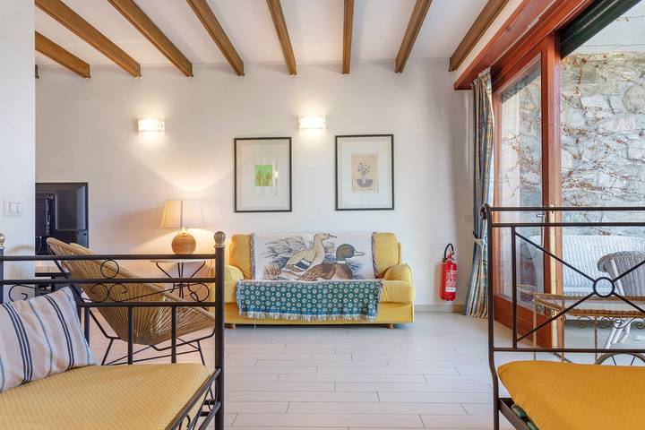 Gîte pour 4 personnes, avec Balcon ainsi que Jardin et Bassin pour enfant à Porto Valtravaglia