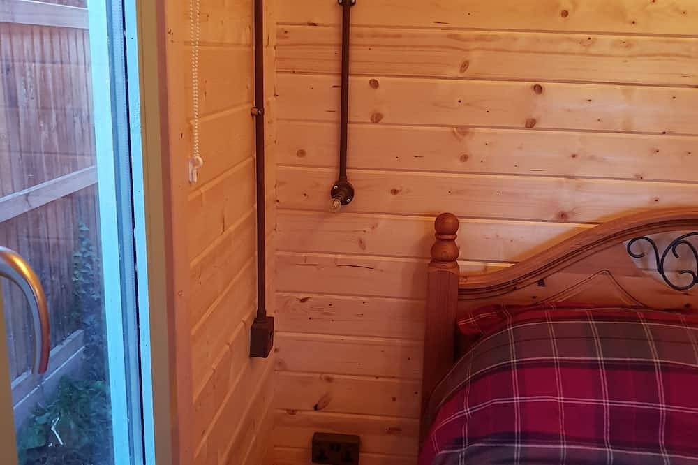 Caban Cwtch - Log fire, pool table, fire pit, Bbq, hot tub cinema: Dog friendly in Botany Bay, Kent