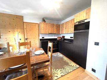Gîte pour 6 personnes, avec vue et terrasse ainsi que piscine et sauna, animaux acceptés dans Longefoy