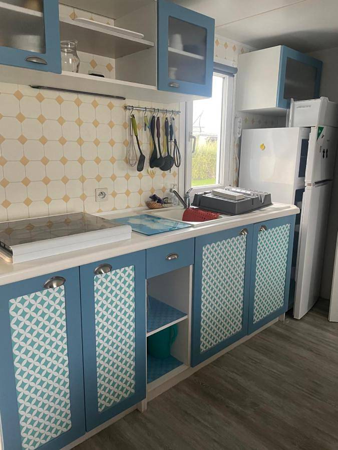 Camping pour 4 personnes, avec terrasse ainsi que vue et piscine, adapté aux familles dans Côte de Granit Rose - 2