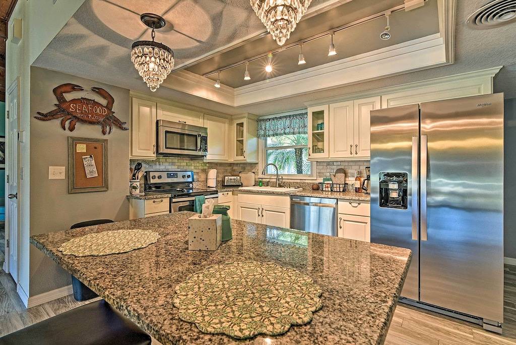 Riverfront Home w / Dock - 1 Mi zum Homosassa St. Park in Homosassa, Citrus County